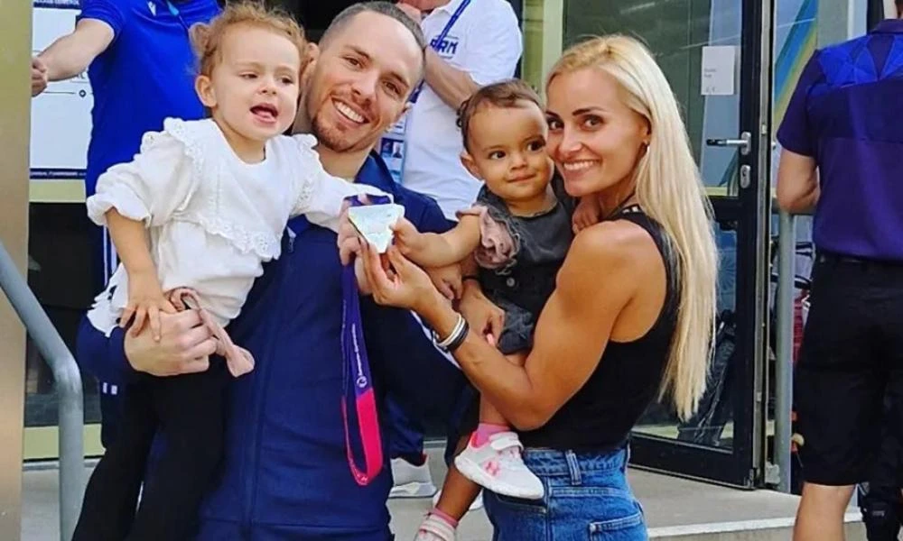 Λευτέρης Πετρούνιας: Φωτογραφίζεται με τη σύζυγο και τις κόρες του μετά το 6ο χρυσό